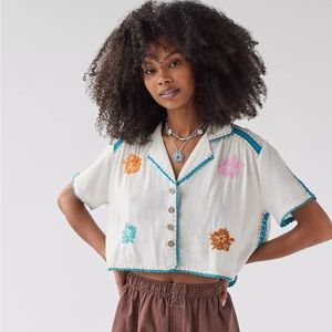 Urban Outfitters Medium Rowan Embroidered Souvenir Button-Down Top Beach Summer